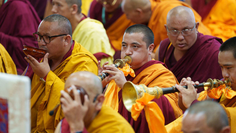 Mönche spielen traditionelle Instrumente während des Langlebensgebets für Seine Heiligkeit den Dalai Lama im tibetischen Haupttempel in Dharamsala, HP, Indien, am 22. April 2026. Foto: Tenzin Choejor