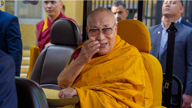 Seine Heiligkeit der Dalai Lama fährt durch den Innenhof des tibetischen Haupttempels auf dem Weg zu einem Langlebensgebet. Dharamsala, HP, Indien, 20. Mai 2026. Foto: Tenzin Choejor