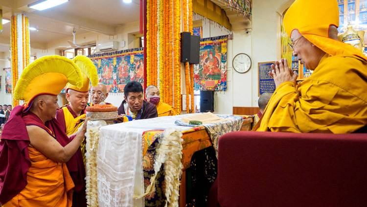 Kundeling Rinpoche überreicht Seiner Heiligkeit dem Dalai Lama gemeinsam mit dem ehemaligen Präsidenten von Dokham Chushi Gangdruk und dem Präsidenten des Himalaya-Buddhistischen Kulturvereins ein Mandala während des Langlebensgebets im tibetischen Haupttempel. Dharamsala, HP, Indien, 20. Mai 2026. Foto: Tenzin Choejor