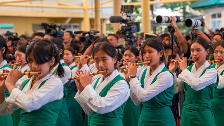 09:48Claude responded: Eine Gruppe tibetischer Schülerinnen und Schüler singt die tibetische und die indische Nationalhymne beim Vereidigungszeremoniell im Hof des tibetischen Hauptt…Eine Gruppe tibetischer Schülerinnen und Schüler singt die tibetische und die indische Nationalhymne beim Vereidigungszeremoniell im Hof des tibetischen Haupttempels in Dharamsala, HP, Indien, am 27. Mai 2026. Foto: Tenzin Choejor