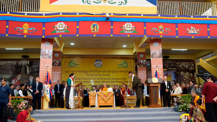 09:48Claude responded: Die Vorsitzende Richterin der Tibetischen Obersten Justizkommission, Yeshi Wangmo, nimmt Penpa Tsering im Hof des tibetischen Haupttempels in Dharamsala, HP, I…Die Vorsitzende Richterin der Tibetischen Obersten Justizkommission, Yeshi Wangmo, nimmt Penpa Tsering im Hof des tibetischen Haupttempels in Dharamsala, HP, Indien, den Amtseid als Sikyong ab. 27. Mai 2026. Foto: Tenzin Choejor