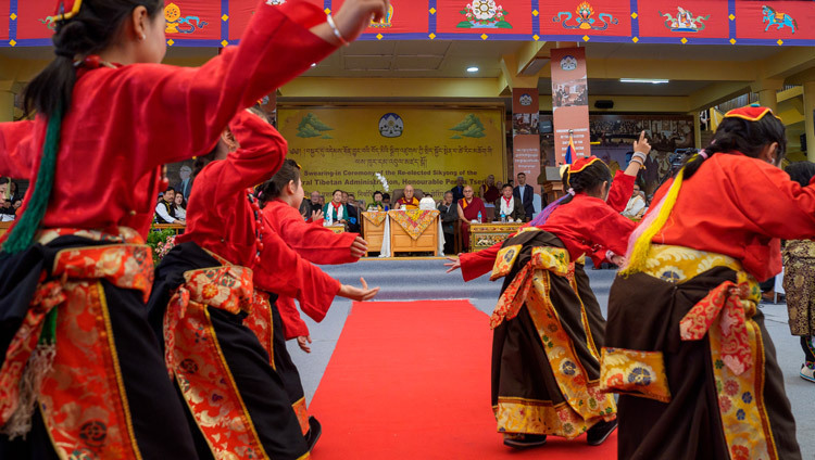 Schülerinnen und Schüler der Gangkyi Petön School bei einem Auftritt anlässlich des Vereidigungszeremoniells des Sikyong im Hof des tibetischen Haupttempels in Dharamsala, HP, Indien, am 27. Mai 2026. Foto: Tenzin Choejor
