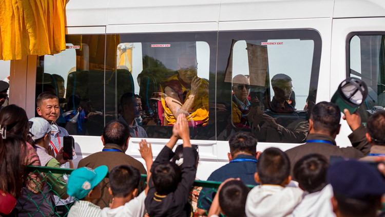 Seine Heiligkeit der Dalai Lama fährt mit einem Kleinbus von seiner Residenz zur Lehrplattform, um an den Feierlichkeiten zu seinem 91. Geburtstag teilzunehmen. Leh, Ladakh, Indien, 6. Juli 2026. Foto: Ehrw. Zamling Norbu