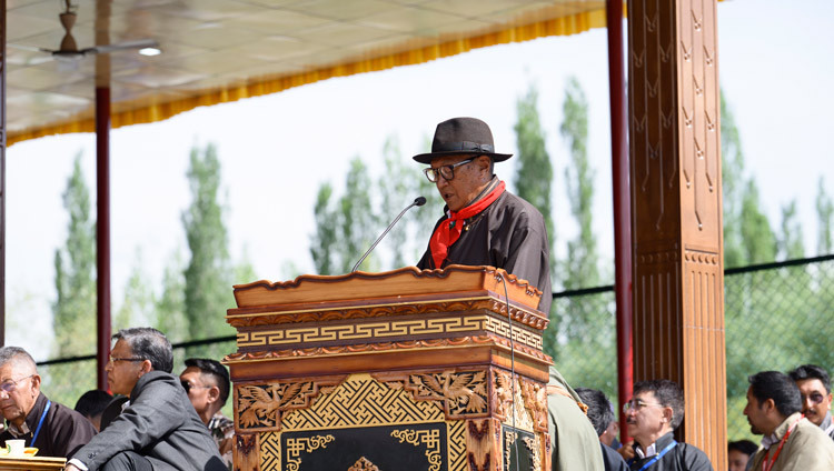 Cering Dorjay spricht bei den Feierlichkeiten zu Seiner Heiligkeit dem Dalai Lamas 91. Geburtstag zu den Anwesenden. Leh, Ladakh, Indien, 6. Juli 2026. Foto: Ehrw. Zamling Norbu