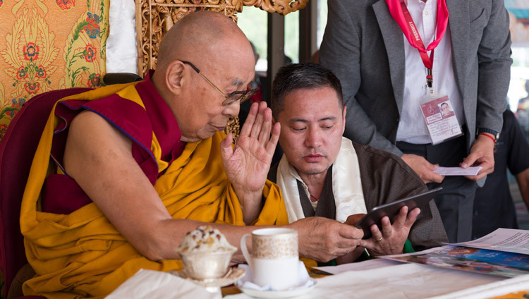 Tenzin Topdhen, Direktor des Tibet-Museums, hält ein iPad, auf das Seine Heiligkeit der Dalai Lama getippt hat, um den Animationsfilm «Man of Peace» zu starten – im Rahmen der Feierlichkeiten zu seinem 91. Geburtstag. Leh, Ladakh, Indien, 6. Juli 2026. Foto: Tenzin Choejor