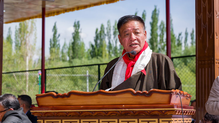 Sikyong Penpa Tsering verliest eine Erklärung des Kashag bei den Feierlichkeiten zu Seiner Heiligkeit dem Dalai Lamas 91. Geburtstag. Leh, Ladakh, Indien, 6. Juli 2026. Foto: Tenzin Choejor