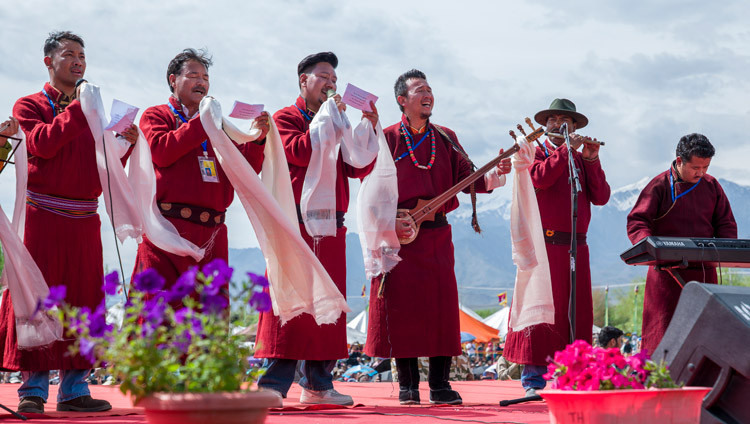 Dorjay Stakmo und seine Gruppe singen beim Festakt zu Seiner Heiligkeit dem Dalai Lamas 91. Geburtstag auf dem Shewatsel-Lehrgelände. Leh, Ladakh, Indien, 6. Juli 2026. Foto: Tenzin Choejor