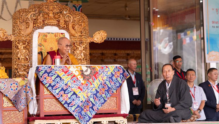 Der Ladakhi-Dolmetscher übersetzt die Worte Seiner Heiligkeit des Dalai Lama ins Ladakhische – während der Feierlichkeiten zu seinem 91. Geburtstag. Leh, Ladakh, Indien, 6. Juli 2026. Foto: Tenzin Choejor