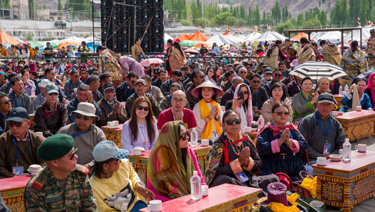 Menschen aus der Menge hören Seiner Heiligkeit dem Dalai Lama zu – während der Feierlichkeiten zu seinem 91. Geburtstag. Leh, Ladakh, Indien, 6. Juli 2026. Foto: Tenzin Choejor