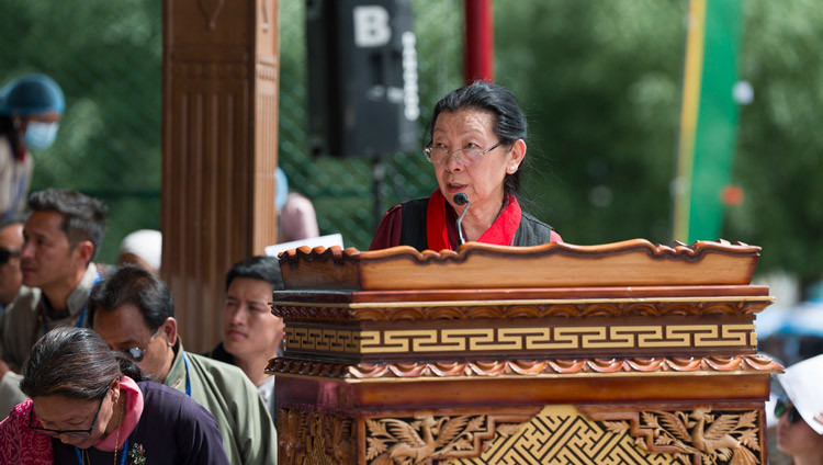 Dolma Tsering, Sprecherin des Tibetischen Parlaments im Exil, verliest die Erklärung des Parlaments bei den Feierlichkeiten zu Seiner Heiligkeit dem Dalai Lamas 91. Geburtstag auf dem Shewatsel-Lehrgelände. Leh, Ladakh, Indien, 6. Juli 2026. Foto: Tenzin Choejor