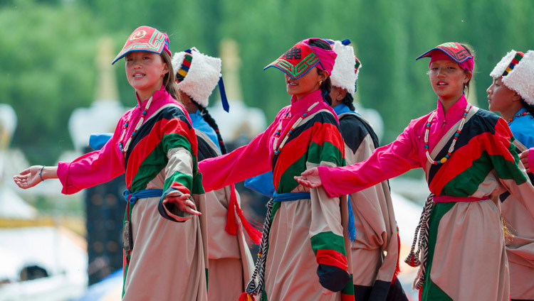 Schülerinnen und Schüler der SOS-TCV-Schule singen und tanzen zu Ehren des Geburtstags Seiner Heiligkeit des Dalai Lama auf dem Shewatsel-Lehrgelände. Leh, Ladakh, Indien, 6. Juli 2026. Foto: Tenzin Choejor