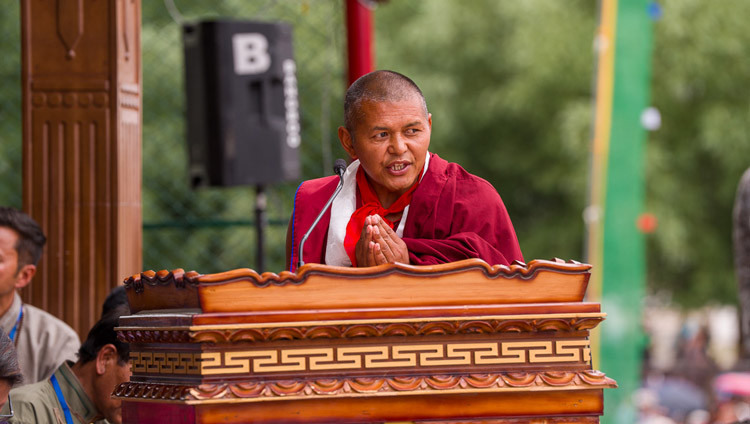 Geshé Lobsang Yashi, Vizepräsident der All Ladakh Gonpa Association, spricht die Danksagung zum Abschluss der Feierlichkeiten zu Seiner Heiligkeit dem Dalai Lamas 91. Geburtstag auf dem Shewatsel-Lehrgelände. Leh, Ladakh, Indien, 6. Juli 2026. Foto: Tenzin Choejor