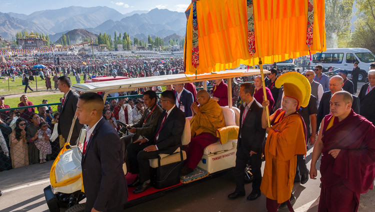 Seine Heiligkeit der Dalai Lama fährt mit einem Golfwagen von seiner Residenz zum Pavillon auf dem Shewatsel-Lehrgelände, um an der Langlebenszeremonie teilzunehmen, die von der Ladakh Buddhist Association, der All Ladakh Gonpa Association und der Tibetischen Gemeinschaft Ladakhs dargeboten wird. Leh, Ladakh, Indien, 30. August 2026. Foto: Tenzin Choejor