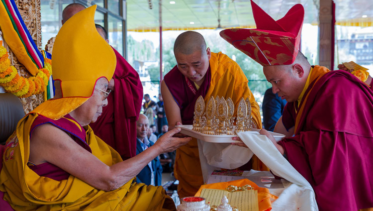 Drukpa Thuksé Rinpoché überreicht Seiner Heiligkeit dem Dalai Lama traditionelle Opfergaben während der Langlebenszeremonie auf dem Shewatsel-Lehrgelände. Leh, Ladakh, Indien, 30. August 2026. Foto: Tenzin Choejor