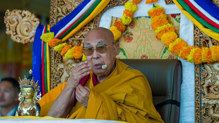 Seine Heiligkeit der Dalai Lama spricht zur Versammlung während der Langlebenszeremonie auf dem Shewatsel-Lehrgelände. Leh, Ladakh, Indien, 30. August 2026. Foto: Tenzin Choejor
