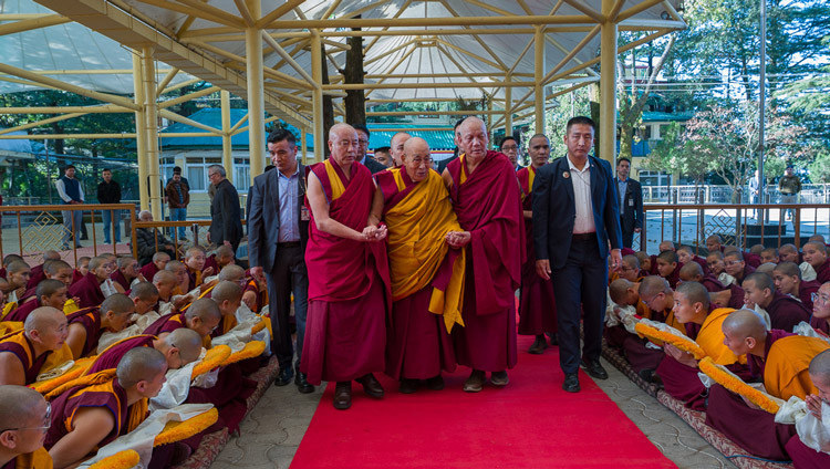 Seine Heiligkeit der Dalai Lama trifft im Hof des tibetischen Haupttempels ein, um Nonnen zu empfangen, die an der Winterdebatte teilgenommen haben. Dharamsala, HP, Indien, 18. Oktober 2026. Foto: Tenzin Choejor