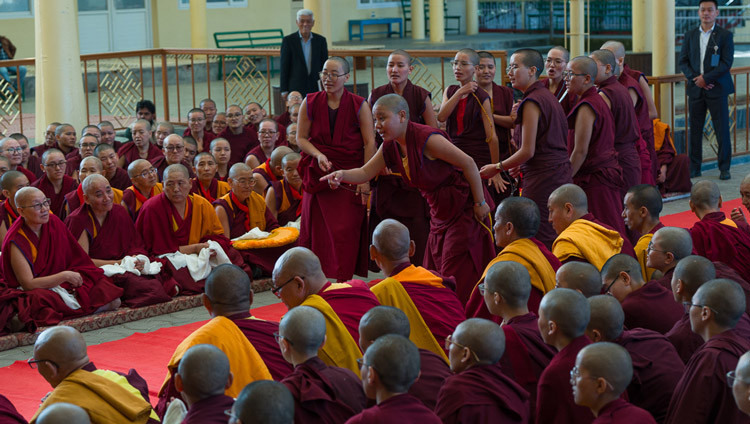 Nonnen führen vor Seiner Heiligkeit dem Dalai Lama eine Debatte vor – während seines Treffens mit Teilnehmerinnen der Winterdebatte im Hof des tibetischen Haupttempels. Dharamsala, HP, Indien, 18. Oktober 2026. Foto: Tenzin Choejor