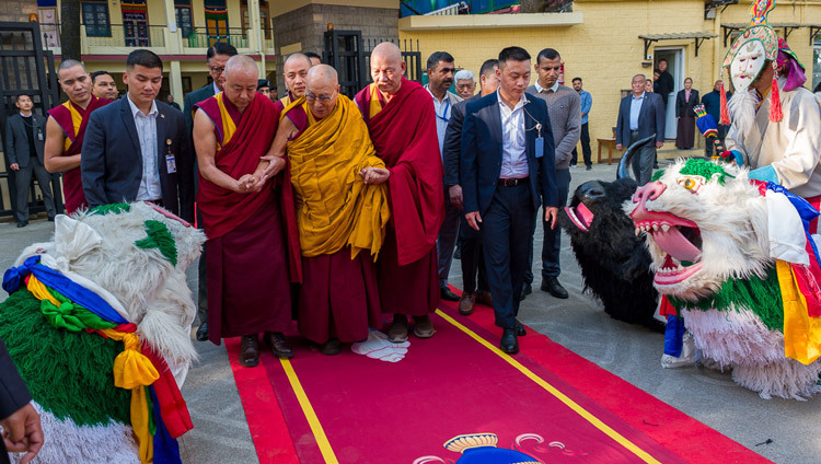 Tanzende Schneelöwen und Yaks empfangen Seine Heiligkeit bei seiner Ankunft im Hof des tibetischen Haupttempels zum Langlebensgebet. Dharamsala, HP, Indien, 21. Oktober 2026. Foto: Tenzin Choejor