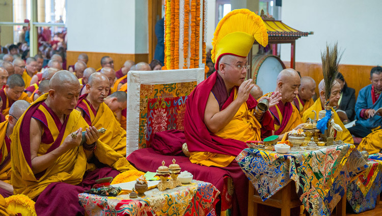 Ling Rinpoché leitet die Langlebensgebete für Seine Heiligkeit den Dalai Lama im tibetischen Haupttempel. Dharamsala, HP, Indien, 21. Oktober 2026. Foto: Tenzin Choejor