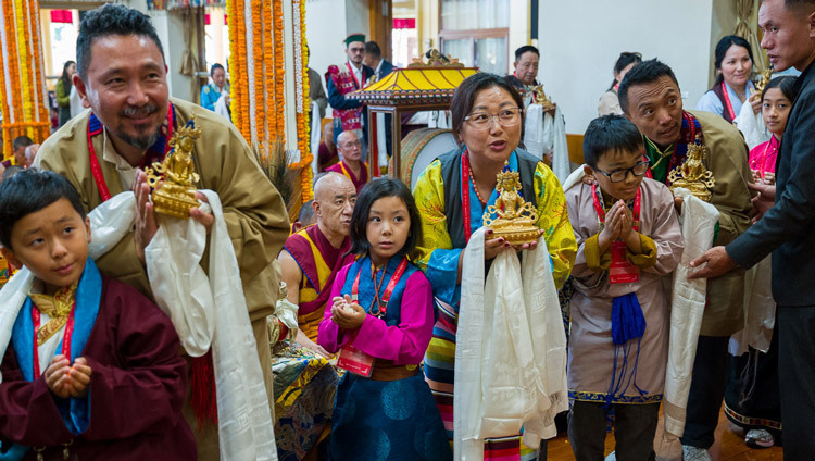 Stifter und Familienmitglieder ziehen mit Opfergaben an Seiner Heiligkeit dem Dalai Lama vorbei. Dharamsala, HP, Indien, 21. Oktober 2026.