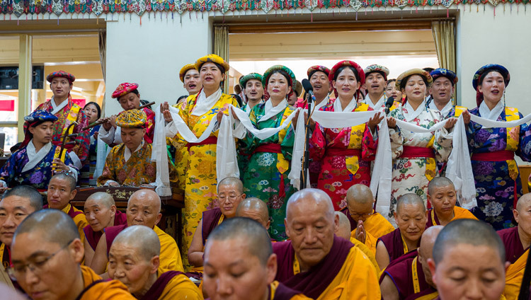 Künstlerinnen und Künstler von TIPA treten während der Langlebensgebete für Seine Heiligkeit den Dalai Lama im tibetischen Haupttempel auf. Dharamsala, HP, Indien, 21. Oktober 2026. Foto: Tenzin Choejor