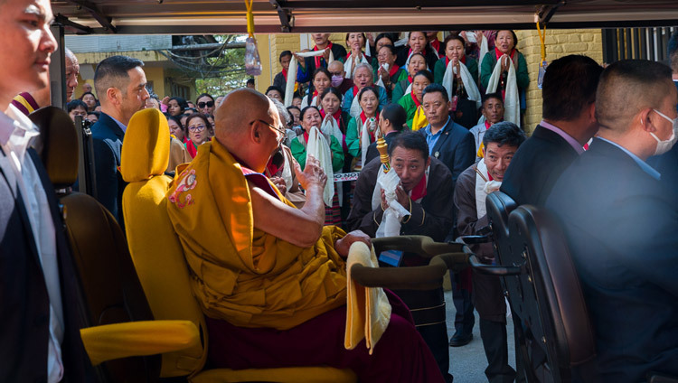 Seine Heiligkeit der Dalai Lama fährt nach der Langlebensgebets-Zeremonie im Golfwagen zu seiner Residenz zurück. Dharamsala, HP, Indien, 21. Oktober 2026. Foto: Tenzin Choejor