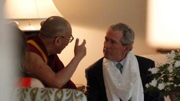 Seine Heiligkeit der Dalai Lama spricht Präsident Bush sein Beileid aus