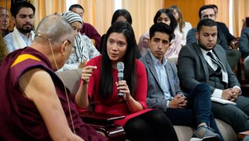 Seine Heiligkeit der Dalai Lama im Gespräch mit Jugendlichen aus Konfliktzonen