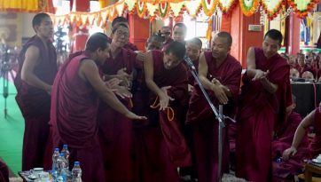 Debatten bei Ganden Shartsé