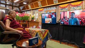 Im Gespräch über Buddhismus und Wissenschaft mit jungen Menschen aus der Mongolei 