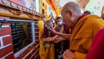 Eröffnung eines Studienzentrums und Mittagessen in Sindhu Ghat