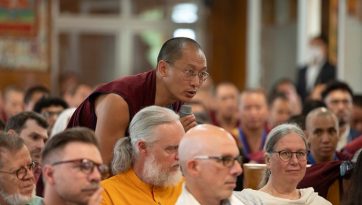 Treffen mit Konferenzteilnehmenden über die Wirkungen kontemplativer Praktiken