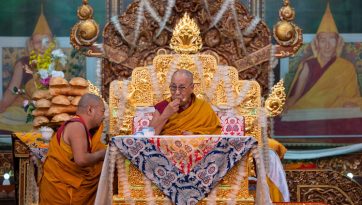 Gebete für das lange Leben Seiner Heiligkeit des Dalai Lama im Sera-Kloster