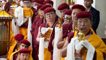 Darbringung von Gebeten für ein langes Leben durch die Tradition der Drukpa Kagyu