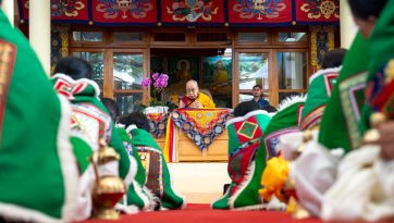Menschen aus Spiti beten für das lange Leben Seiner Heiligkeit