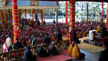 Gebete für das lange Leben Seiner Heiligkeit des Dalai Lama von Menschen aus Mön-Tawang