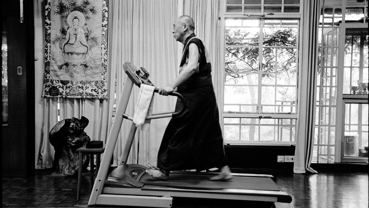 Seine Heiligkeit der Dalai Lama beim Laufband-Training in seiner Residenz in Dharamsala, Himachal Pradesh, Indien. 15. August 2004. (Foto mit freundlicher Genehmigung von Manuel Bauer)