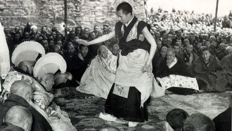 Seine Heiligkeit während der Abschlussprüfung zum Geshe Lharampa in Lhasa, die von Sommer 1958 bis Februar 1959 stattfand. (Foto: OHHDL)