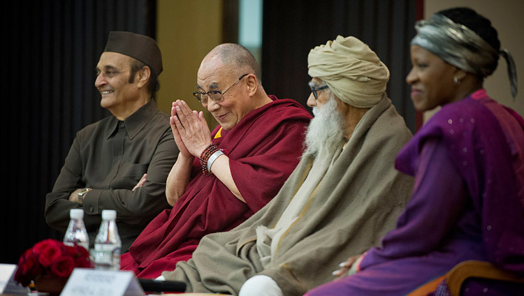 Seine Heiligkeit der Dalai Lama begrüßt das Publikum bei einer interreligiösen Veranstaltung mit dem Titel „Weltreligionen – Vielfalt statt Streit“ in Neu-Delhi am 9. März 2013. (Foto: Tenzin Choejor/OHHDL)