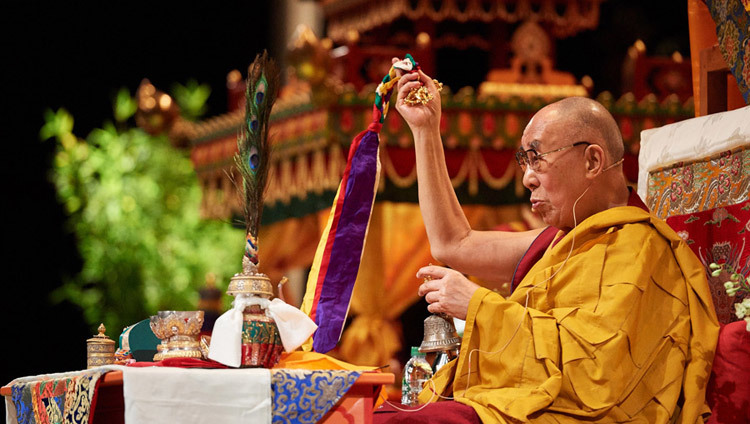 Seine Heiligkeit der Dalai Lama gibt die Avalokiteshvara-Ermächtigung im Zenith Center in Straßburg, Frankreich, am 18. September 2016. Foto: Olivier Adam
