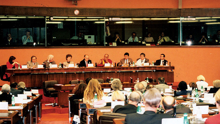 Seine Heiligkeit der Dalai Lama spricht vor dem Europaparlament in Straßburg, Frankreich zum sogenannten Straßburger Vorschlag. 15. Juni 1988.