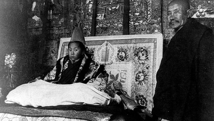 Seine Heiligkeit der Dalai Lama auf dem Thron während der offiziellen Inthronisierung in Lhasa, Tibet am 22. Februar 1940.