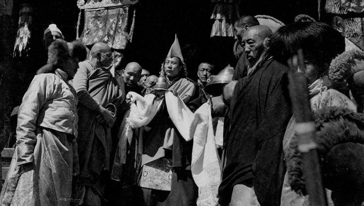 Seine Heiligkeit der Dalai Lama in Dromo, Tibet, 1951.