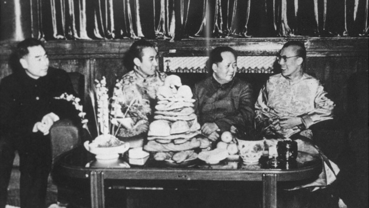 Zhou En-Lai, Panchen Lama, Mao Tse-Tung und Seine Heiligkeit der Dalai Lama in Peking, China, 1955 (Foto: Tibet images)