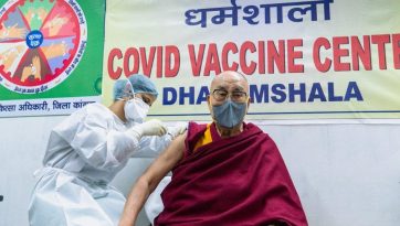 Seine Heiligkeit der Dalai Lama erhält Covid-19 Impfung