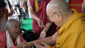 Audienz für ältere Tibeterinnen und Tibeter in Bylakuppe, Indien